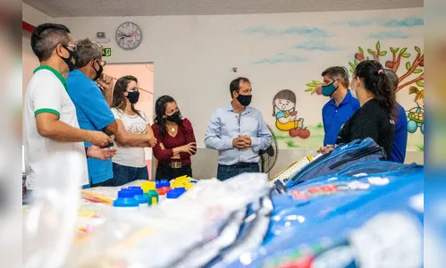 Prefeitura de Jardim Alegre entrega kits escolares à Apae