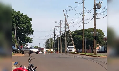 Carro colide com pá-carregadeira e quebra poste em Ivaiporã
