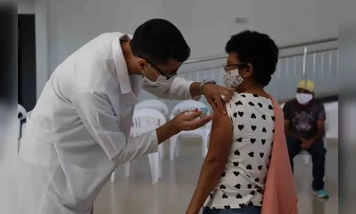 Idosos do grupo 67 anos recebem segunda dose em Ivaiporã