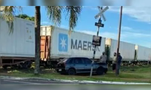 Acidente entre trem e carro é registrado nesta manhã