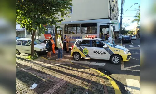 Acidente envolve ônibus e dois carros em Apucarana; veja