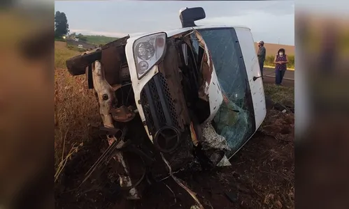 Ambulância bate em cavalo e depois capota; oito ficaram feridos