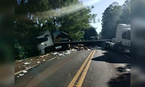 Duas pessoas feridas em colisão entre carretas, em Londrina