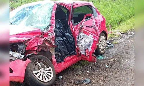 Homem morre em colisão entre carro e carreta na PR-466