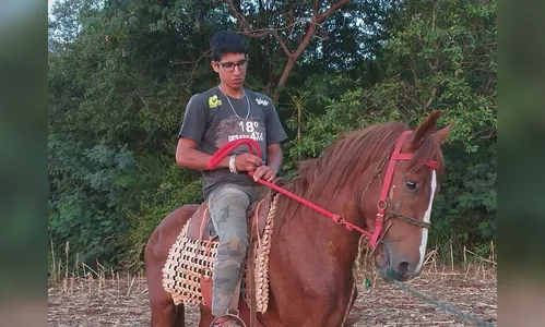 Amigos e familiares realizam manifestação por morte de jovem