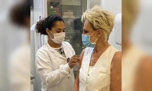 Ana Maria Braga recebe 1ª dose da vacina contra Covid-19