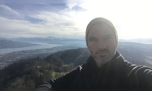 Anestesiologista pediátrico e influenciador Doutor Bowen ajuda crianças no mundo inteiro