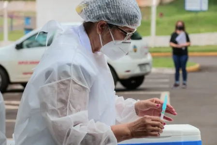 Apucarana vai imunizar idosos de 66 anos neste sábado