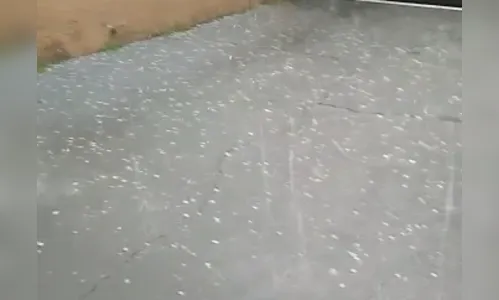 Arapongas também registra chuva de granizo nesta tarde