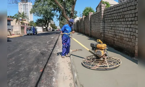 Área de estacionamento no Espaço das Feiras ganha calçada