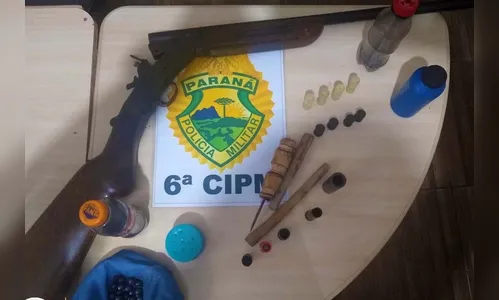 Homem é preso após ameaçar ex-esposa com espingarda