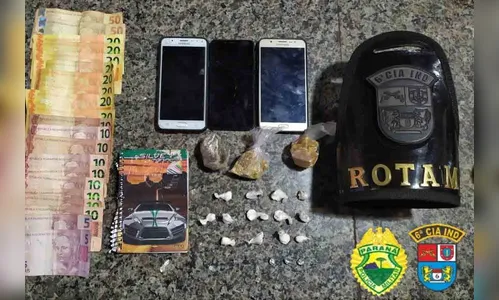 ROTAM flagra tráfico de drogas em duas casas vizinhas