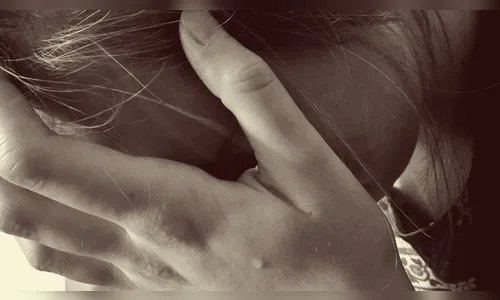 Assaltante puxa mulher pelo cabelo, agride e rouba celular