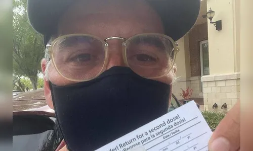 Ator se vacina nos EUA e lamenta que mãe ainda não