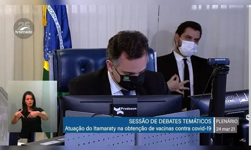 Bolsonaro diz que vai afastar assessor após gesto obsceno