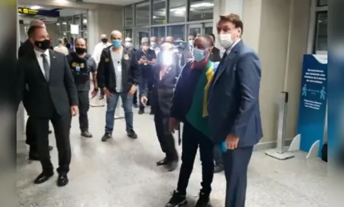 Bolsonaro recepciona Robson no aeroporto do Galeão