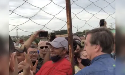 Bolsonaro retorna ao Alvorada após causar aglomeração