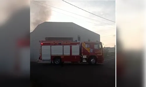 Bombeiros de Arapongas combatem incêndio em empresa