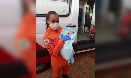 Bombeiros socorrem bebê que foi jogado no lixo