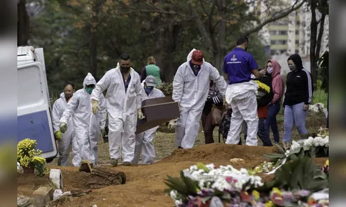 Brasil tem segundo dia com mais de 4 mil mortes por covid