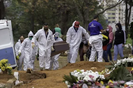 Brasil tem segundo dia com mais de 4 mil mortes por covid