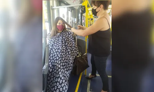 Cabeleireira protesta em ônibus em Curitiba