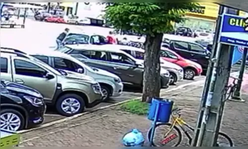 Câmera de segurança flagra fuga de assaltantes; veja