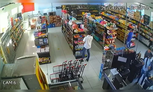 Câmera de segurança flagra homem furtando chocolate; veja