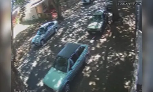 Câmera flagra ladrões guinchando e furtando carro; veja