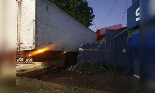 Caminhão bate em muro e invade terreno de casa em Londrina