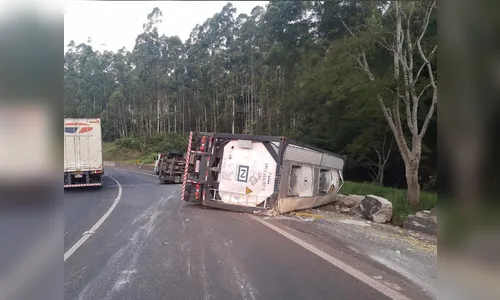Caminhão carregado com glicerina líquida tomba na BR-376