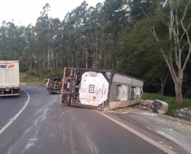 Caminhão carregado com glicerina líquida tomba na BR-376