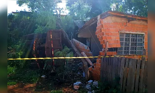 Caminhão invade residência e deixa moradores feridos