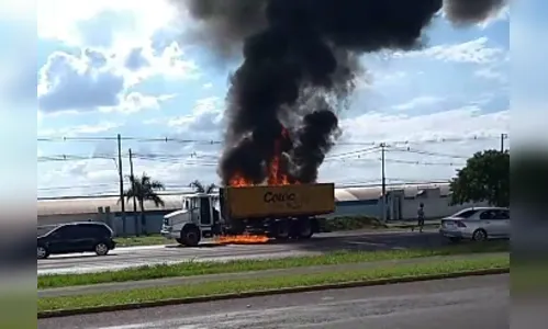 Caminhão pega fogo na BR-369 em Arapongas; veja