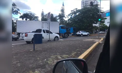 Caminhão quebra e complica trânsito no centro de Apucarana