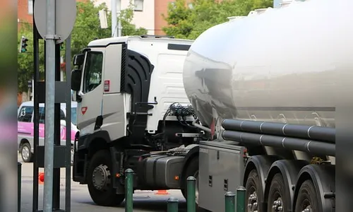 Caminhão roubado é recuperado sem a carga de combustível