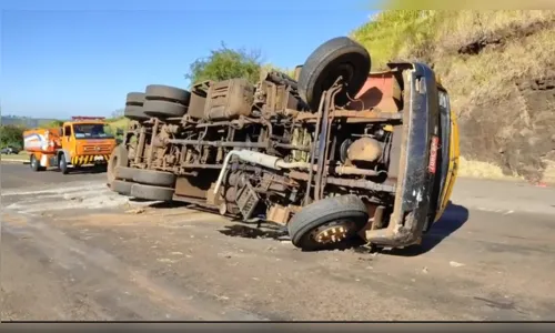 Caminhão tomba na BR-369 no trevo de Jandaia do Sul