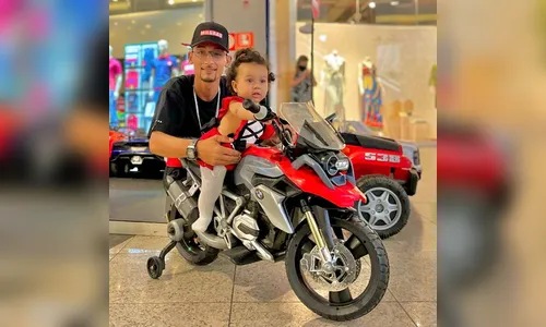 'Cara de Óculos'  supera dificuldades e faz sucesso