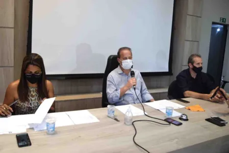 Carlos Gil  em entrevista coletiva no final da tarde desta sexta-feira