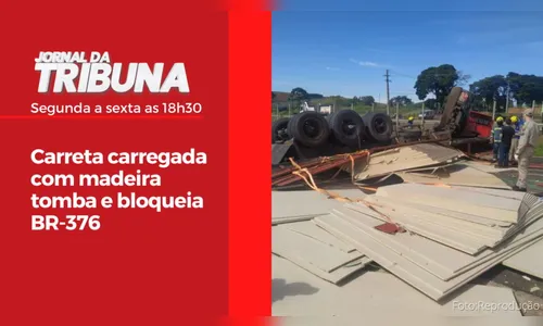 Carreta carregada com madeira tomba e bloqueia BR-376