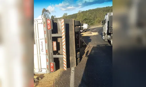 Carreta carregada com soja tomba na BR-376