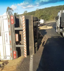 Carreta carregada com soja tomba na BR-376