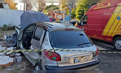 Carro atinge muro após acidente em Londrina