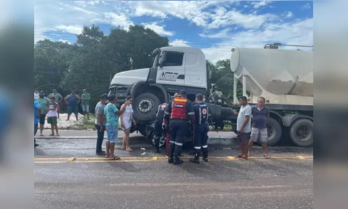 Carro é prensado entre caminhões e 5 pessoas morrem; vídeo