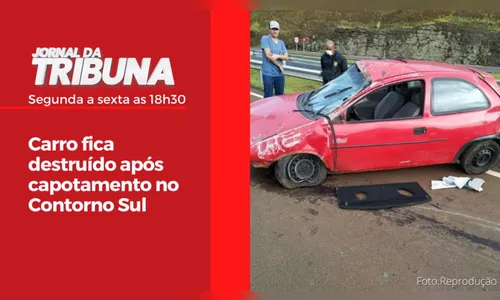 Carro fica destruído após capotamento no Contorno Sul