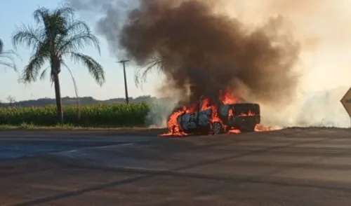 Carro pega fogo no trevo de Lidianópolis; veja