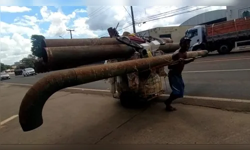 Catador de reciclável chama atenção ao cruzar avenida