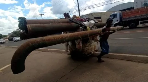 Catador de reciclável chama atenção ao cruzar avenida