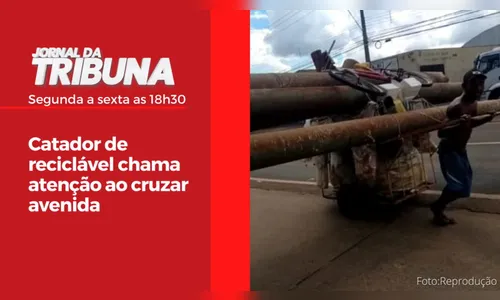 Catador de reciclável chama atenção ao cruzar avenida