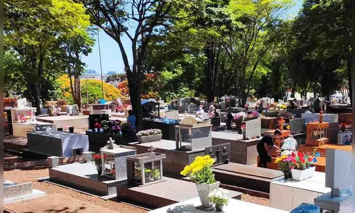 Homem causa danos em túmulos no cemitério de Ivaiporã